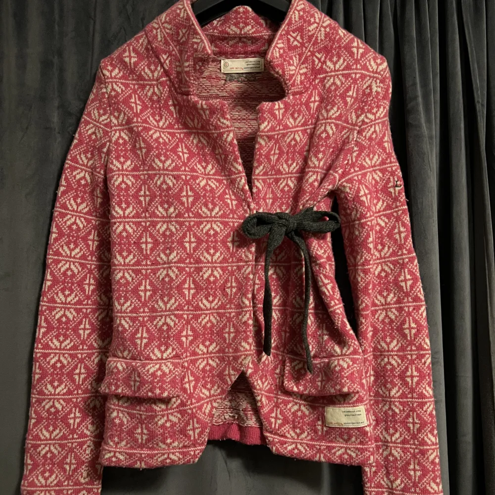 Jättefin rosa Odd molly kofta med vita detaljer och mörk grått band. Använd flertal gånger, bra skick dock blivit lite nopprig. Storlek 0 (xs/s). Pris kan diskuteras. Köparen står för frakten. Betalning sker via Swish.. Neuletakit & Villapaidat.