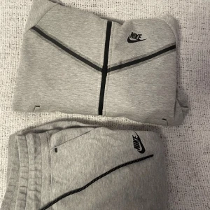 Nike tech fleece - Grått Nike tech sett i small köpt för 2600 säljs för 1700💕