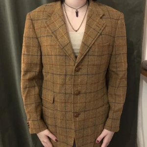 Vintage kavaj (R. Caruso) - Kavajen är av märket R. Caruso och är gjord av yorkshire tweed. Har ingen storlek men passar som stlk M för kille L för tjej. Kavajen är använd men har inga tecken på användning. Ylle/Ull blandning.