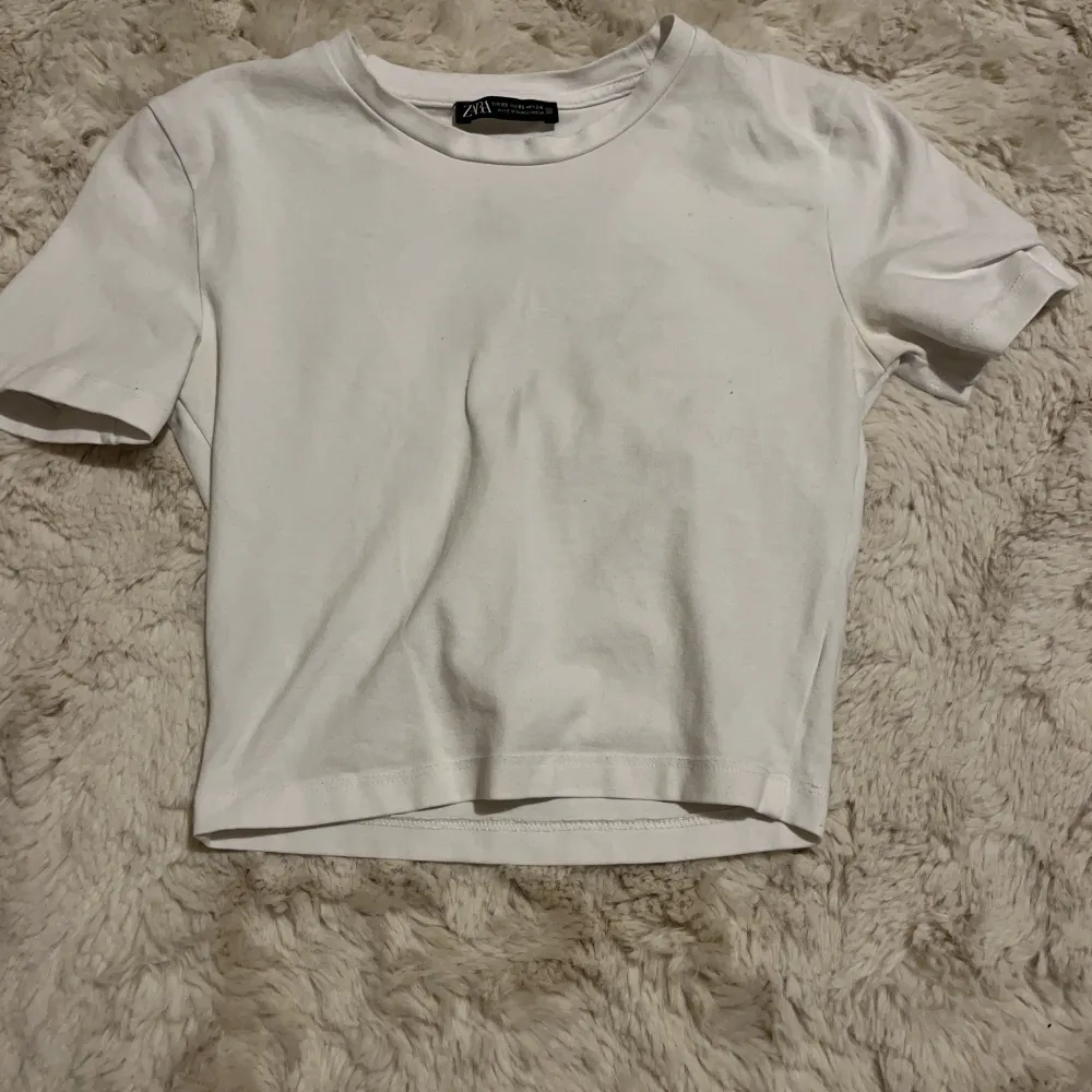 Säljer den här vita T-shirten från zara i storlek xs. Är i bra skick och är använd 3 gånger. Passar bra till sommaren.💞. T-shirts.