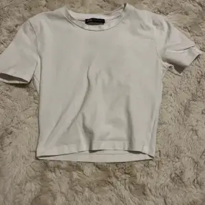 Säljer den här vita T-shirten från zara i storlek xs. Är i bra skick och är använd 3 gånger. Passar bra till sommaren.💞