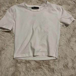 Vit T-shirt från zara  - Säljer den här vita T-shirten från zara i storlek xs. Är i bra skick och är använd 3 gånger. Passar bra till sommaren.💞