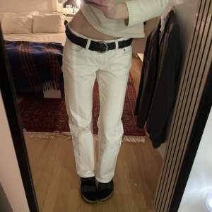 Vita jeans från weekday i modellen arrow!! Skriv vid frågor eller för flera bilder🫶