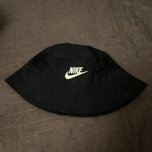 Söt Nike buckethat som jag inte rört sedan 2019, lika bra att nån får användning för den istället❤️‍🩹❤️‍🩹