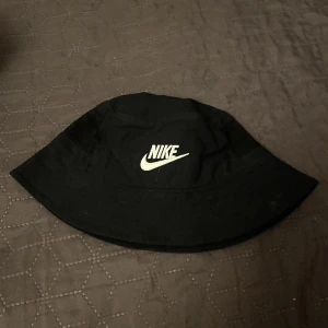 Bucket hat Nike - Söt Nike buckethat som jag inte rört sedan 2019, lika bra att nån får användning för den istället❤️‍🩹❤️‍🩹