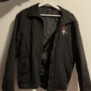 Vintage jacka - Säljer denna balla jeansjacka. Den är lite fodrad, syns mer på sista bilden och har dragkedja. Hör av dig om du vill ha fler bilder eller har någon fråga🥰