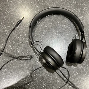 Beats on-ear hörlurar  - Beats hörlurar. Fungerar precis som de ska. Säljs då de inte används. 
