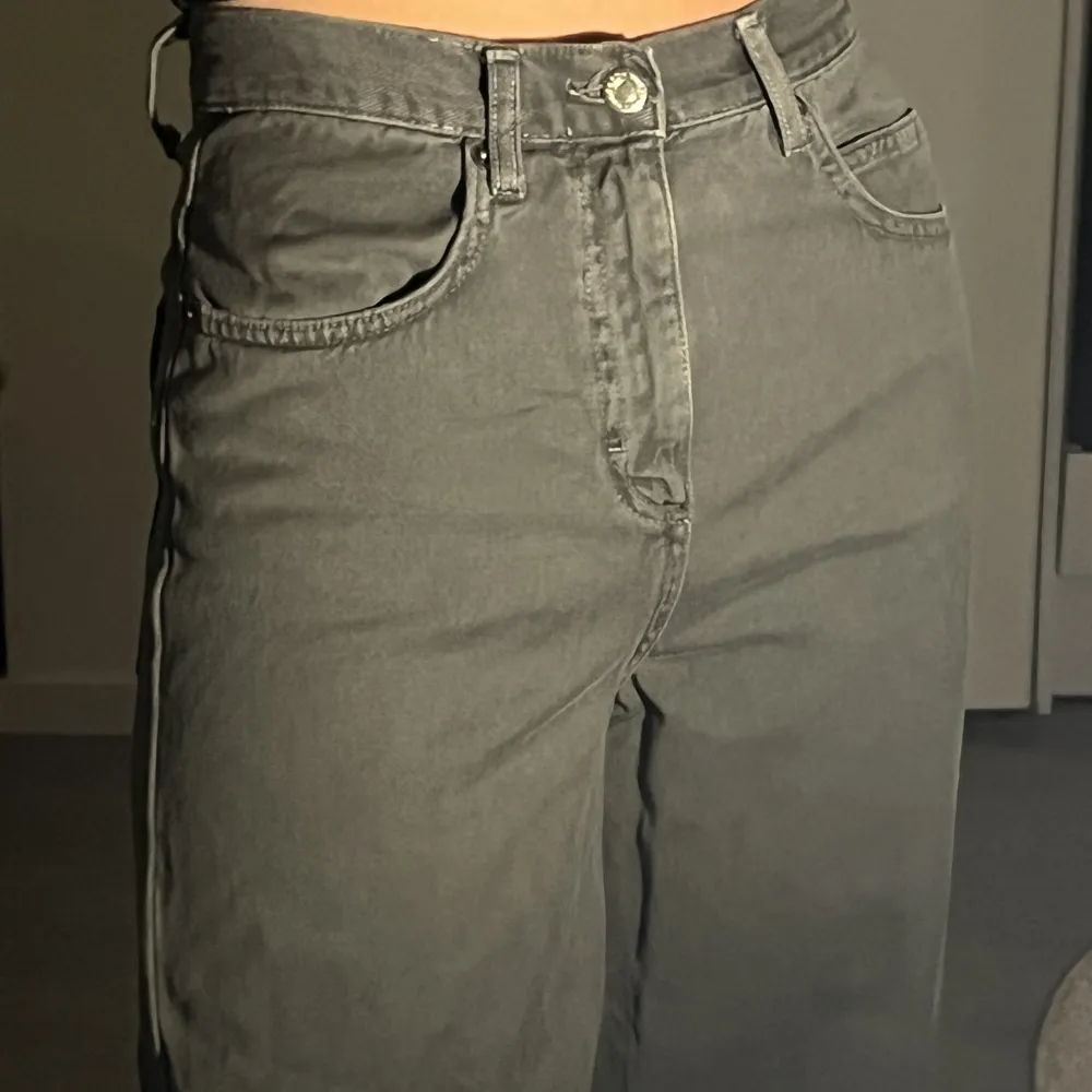 Coola gröna jeans i baggy/cargo stil från Asos. I nyskick! För storleksreferens kolla min profil 💚🤎🖤. Farkut & Housut.