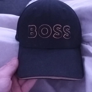 Hugo Boss keps - Sho säljer min Hugo Boss keps har använts nån gång ibland asså den är i bra skick inte sliten eller något sånt. Kan bytas också  