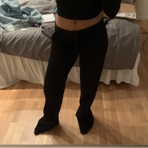Zara Byxa the low rise flare  - Säljer dessa HELT NYA zara kostymbyxor i storlek S, de är HELT oanvända och helt nya samt helt slutsålda på hemsidan, säljer pågrund av för stora på mig. Nypris är 569 så säljer för nästan halva priset och kan tänka mig diskutera prise. TRYCK INTE PÅ KÖP 