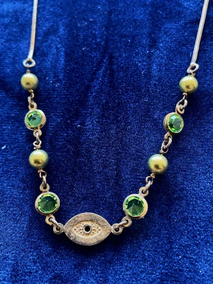 Silverhalsband  - Vackert halsband med gröna rhinestones och allseende öga  Stämplat 925