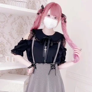 Ma*rs - Söt blus från det japanska märket ma*rs med dragkedja och kors. Säljer då jag har en likadan i en annan färg som jag föredrar. Ny skick. Byst är 96cm och 58 cm lång, uppskattar att den passar xxs-s kanske M.