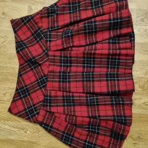 Minikjol rutig - Snygg veckad kjol i stl 38. Säljer pga att den inte passar mig längre. Materialet är 60% ull och håller en varm på vintern! 