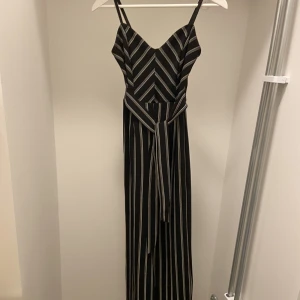 Svartvit byxdress - I storlek xs/s passar i längden 164-168 cm