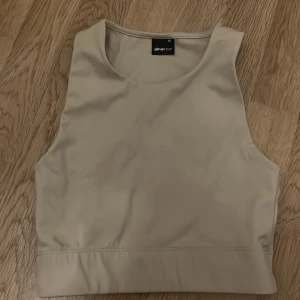 Sport-bh/Topp - Använd en gång, Den är en lite längre sport-bh som en magtröja ungefär!♡