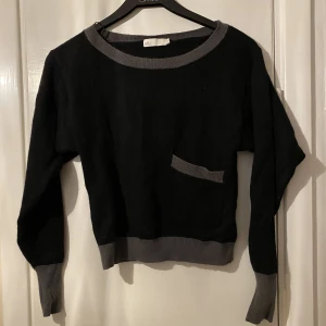 cropped långärmad - jätte fin och skön cropped långärmad med liten ficka där fram (: