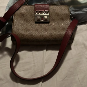 Guess axel väska - Guess axel väska