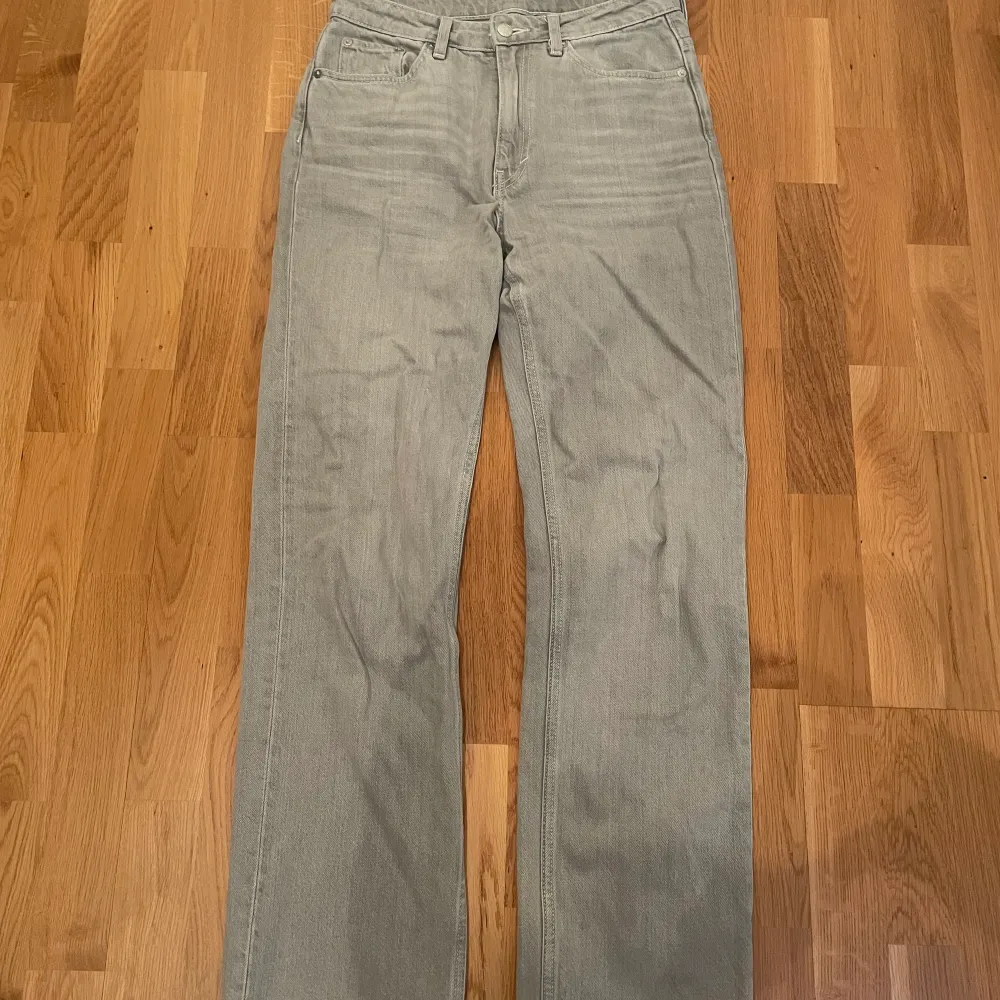 Vanliga raka gråa weekday jeans i färgen grå och mycket fint skick. Jeans & Byxor.