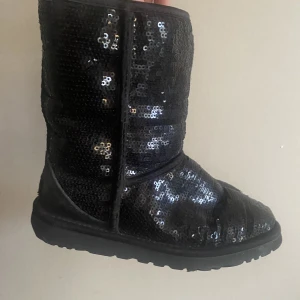 UGGS (Paljetter) - UGGS i storlek 36! De är svarta och har paljetter. Säljer pga att jag inte får någon användning av dem! Vid snabb affär 150kr💓