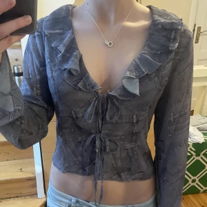 volang blus - volangblus i jeans-mönster med knytning fram😍😍😍 man ser mönstret bäst på sista bilden.