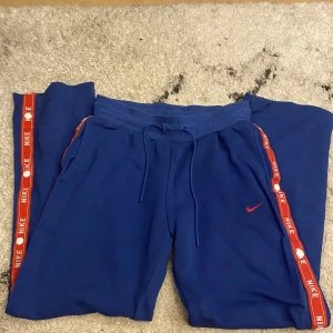 Nike Popper Pants - Använda fåtal gånger<3 Mörkblå i färgen<3 Storlek S men mer som M<3 Supermjuka & sköna<3