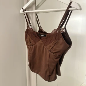 korsett/linne - Brun korsettliknande topp från bikbok i strl xs, nyskick! skriv för bilder på🤎 