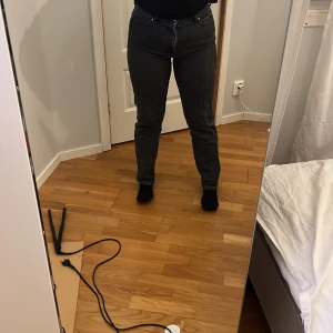  Mon fit Jeans straight  - Säljer dessa super fina och jätte sköna jeans. Dom kommer aldrig till användning pågrund av att jag inte tycker dom sitter så bra i låren på mig. Dom är i fint skick och har använts några gånger.💖
