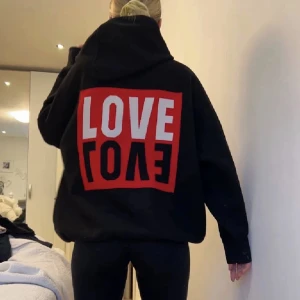 Sandro Paris hoodie - Säljer denna asballa oversized hoodie från Sandro Paris! Superskönt matrial. Hoodien passar i alla storlekar beroende på önskad passform XS - L. (Lånade bilder från förra säljaren) ❤️🙌🏼