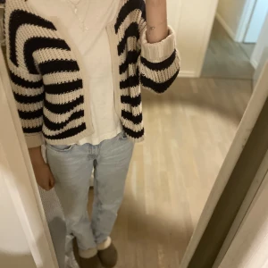 Randig kofta - Svart och vit randig kofta som går att knäppa, köpt secondhand💗 köp direkt för 200kr+frakt
