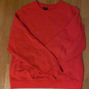 Röd tröja, tjockare ifrån Lindex.  Storlek S