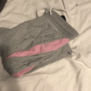 Byxor  - Rosa o gråa sträck på gråa byxor 