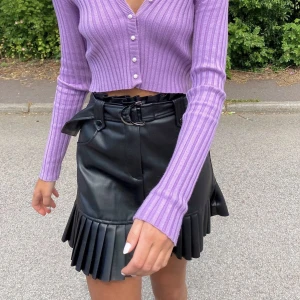 Zara kjol - Svart kjol från zara i läderimitation. Storlek XS, mycket bra skick🥰