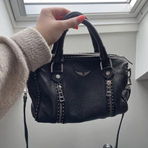 Zadig väska - Säljer min zadig väska då den inte kommer till användning💕💕💕Kan skicka flera bilder  🫶🏻 Är osäker på vad modellen heter men de är mellanstorleken som är väldigt rymlig ! 💕💕UNDER BUDGIVNING MÅSTE MAN BUDA MINST 50 ÖVER VARJE BUD💕💕😀 