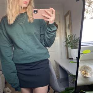 Grön sweatshirt i storlek xxs men passar mig med storlek S eftersom den är oversize💕 i fint skick, från NA-KD 