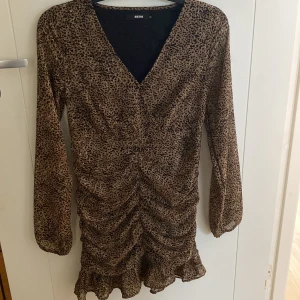 Bikbok klänning - En bikbok klänning som jag inte vill ha längre. Den sitter jättebra och är jättefin, INGA defekter eller något liknande!!