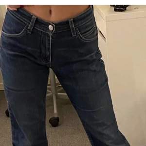 Säljer mina raka Levis jeans som är lågmidjade, dom är svinsnygga med dom har tyvärr blivit försmå.😩 🤎🧸 storleken är 25-26 i midjan