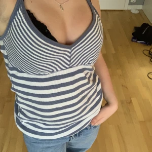 Blå randigt linne - Säljer det här linnet som jag köpte utomlands förra året. I bra skick. Säljer för att jag inte fått användning av den. Kunden står för frakt och pris kan diskuteras ❤️