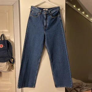 Levi’s jeans high loose - Oanvända Levi’s-jeans i modellen high loose. Prislapp sitter kvar. Storlek 29