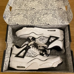 Air Jordan 4 Retro GS ‘DIY’ - Funderar på att sälja dessa då de inte kommer till användning. Skorna är köpte på soleplus och endast använda ett fåtal gånger. Säljer vid bra pris, skriv för mer info 