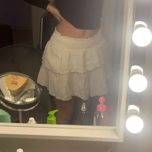 Kjol - Superfin vit kjol som tyvärr inte kommer till användning då jag har flera stycken. Denna är endast använd en gång sen han den bara legat i garderoben. Den är alltså i superbra skick!