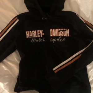 Harley Davidson zip up - Snygg zip up hoodie från Harley Davidson! Står ingen strl men skulle gissa på S