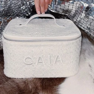 Necessär  - Säljer denna necessär, syns användning på insidan men ser helt ny ut på utsidan! Använd får ggr!