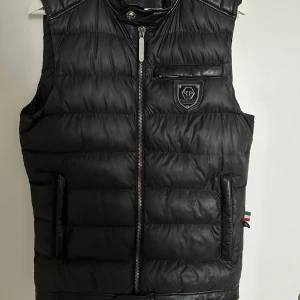 Philipp plein väst - Ok skick liten reva på baksidan vet ej om äkta eller inte men väldigt snygg