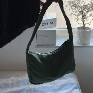 Väska - Säljer denna militärgröna väskan från Gina då den inte kommer till användning! Den är i fint skick och aldrig använd💗