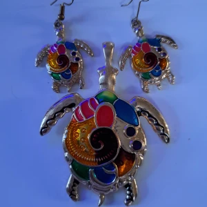 Sköldpadde-hänge o örhängen 🌞 - Hej! Här har jag ett jättefint Hänge och örhängen som är sköldpaddor 🌞 jag har aldrig använt det🌞 Pris 12 kr plus frakt 16 kr 🌞 Endast vanlig Swish då jag har för-frankerade postpåsar 🌞 vid frågor kontakta mig 🌞 Anki 