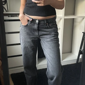 Low waisted straight jeans - Ett par gråa low waisted straight jeans från Gina tricot! Storlek 38 men passar även 36, beror lite på höft storleken då jeansen är lite små i storleken. Har vanligtvis storlek S/36/w27l34