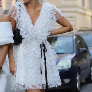 Ida Sjöstedt klänning - Säljer  denna helt fantastiska slutsålda klänning från Ida Sjöstedt som passar perfekt till studenten (det svarta bandet går att ta loss).  Helt oanvänd. Nypris 4600kr, endast testad en gång. Kan tänka mig gå ner i pris vid snabb affär🥰