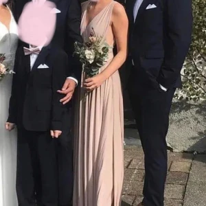 Balklänning  - Använd ett tillfälle på ett bröllop som tärna. Superskönt material, fin ljus rosa/beige färg, jag är 175 lång och bär storlek M. Passar även storlek S, som jag vanligtvis har.  Jag säljer en exakt likadan klänning i svart, se mina annonser för fler bilder. 