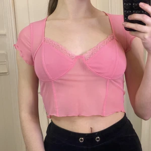 Rosa topp  - Rosa topp av mesh från bershka i storlek s. Säljer för 70 kr, köpare står för frakten 💖