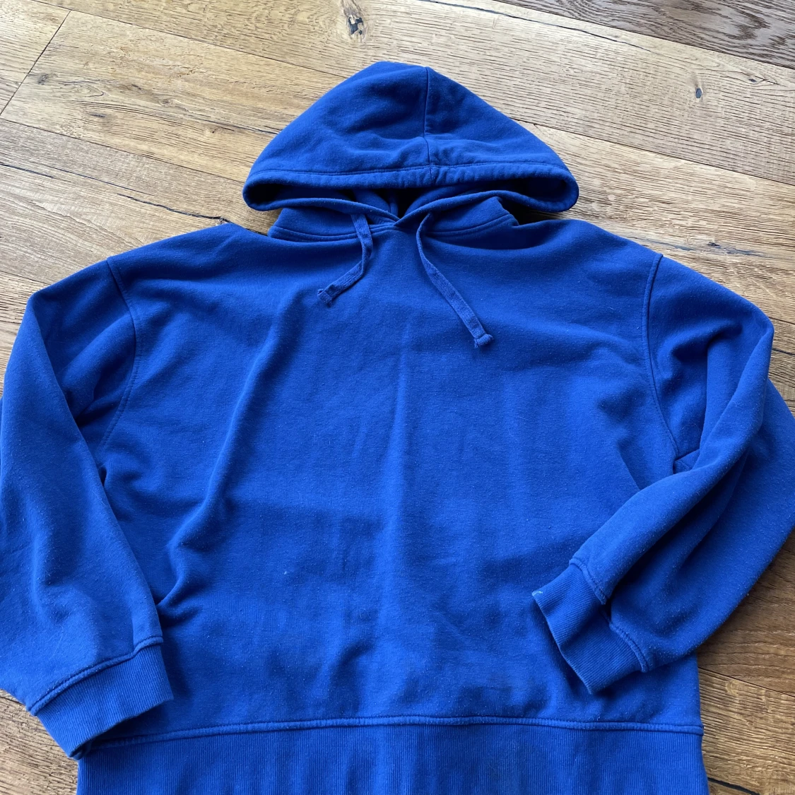 blå hoodie